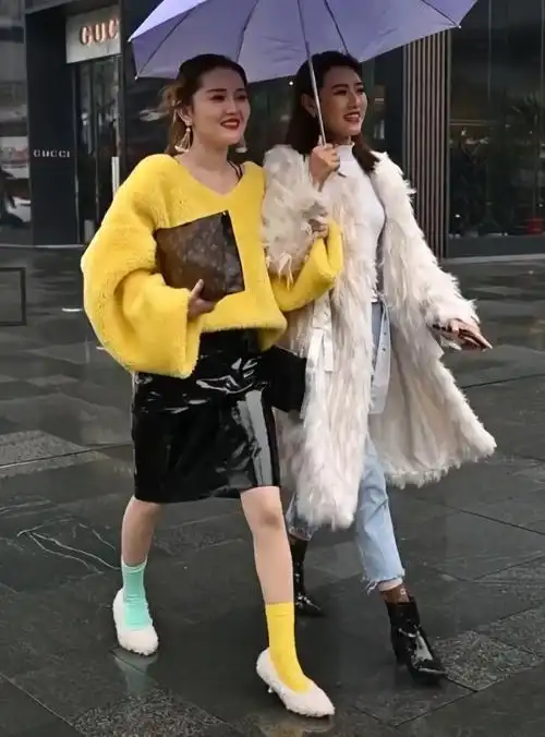 最近火了一种袜子穿法叫两只脚要不一样走到哪都是焦点