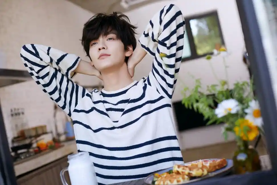 高清男星毕雯珺慵懒风居家写真图片