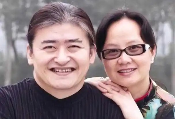 刘欢夫妇办家宴,吉克隽逸穿着暴露引反感,遭诸多网友抨击没教养