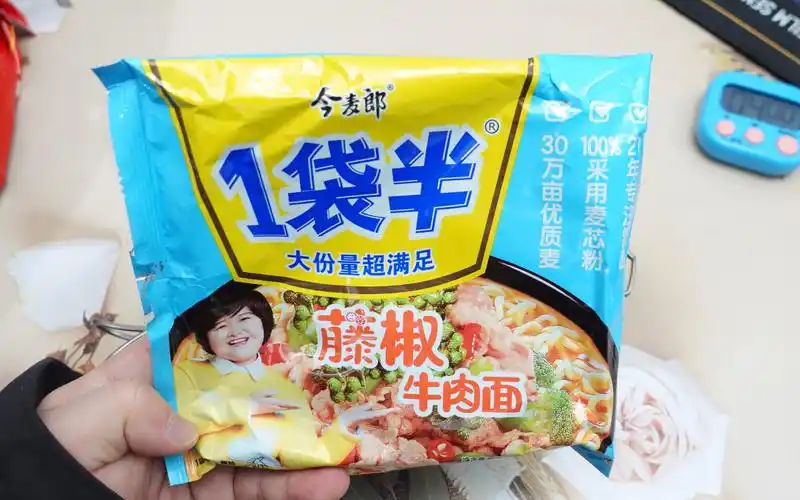 今麦郎藤椒牛肉面味道非常麻多半袋方便面大分量