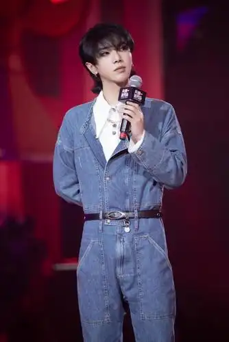 华晨宇身穿牛仔工装连体裤,造型完美