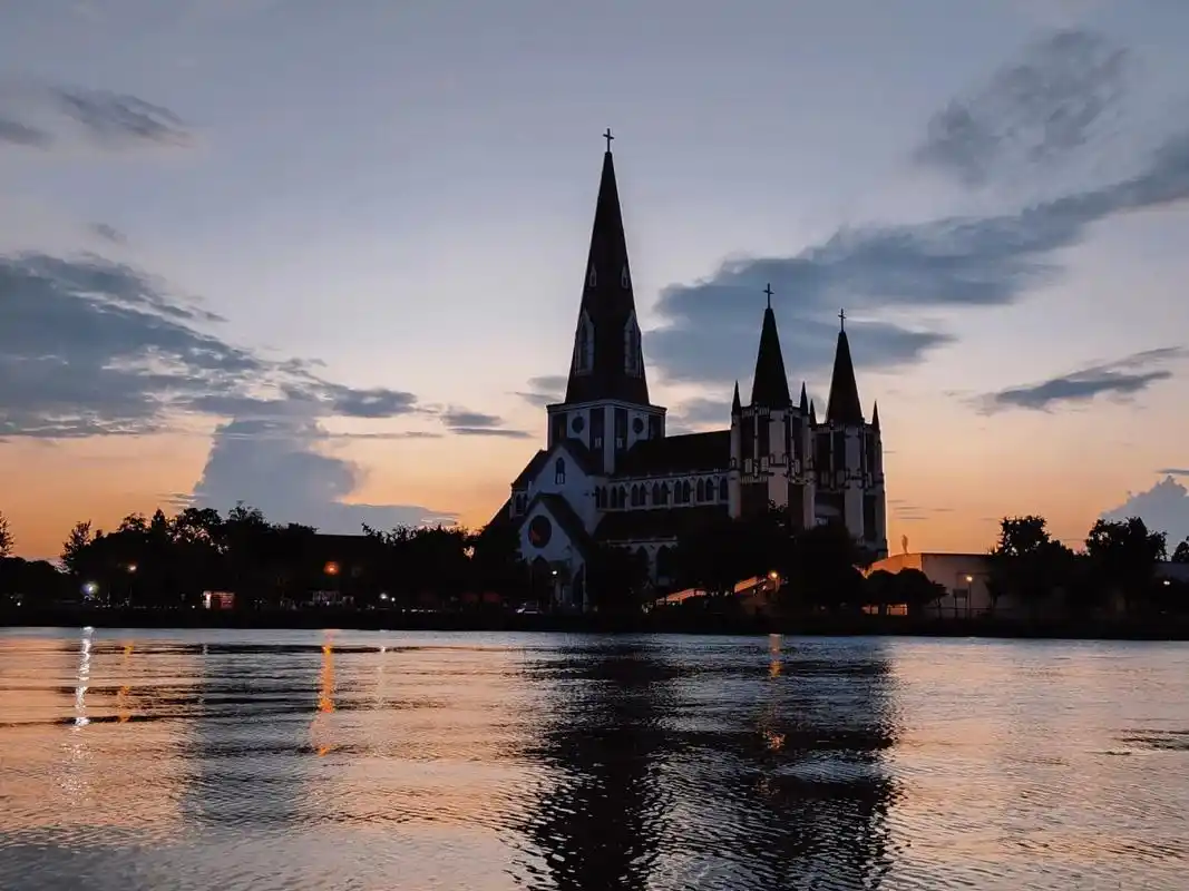 苏州园区天主教堂.加班下班,天空比较漂亮,正好赶上落日,又正 - 抖音