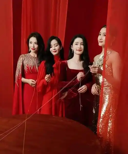 龙年春晚后台明星高清怼脸图:杨幂妩媚,唐嫣咧嘴笑,关晓彤赢了