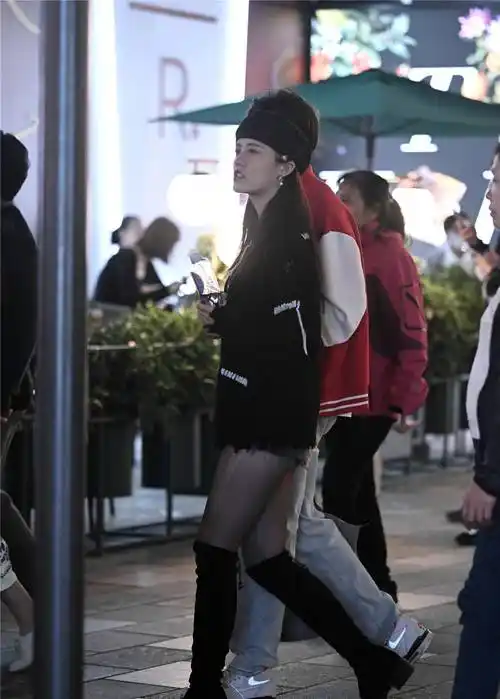 时尚初秋必备:黑丝长靴美腿秀,吸睛指数爆表!_美女_黑色_款式