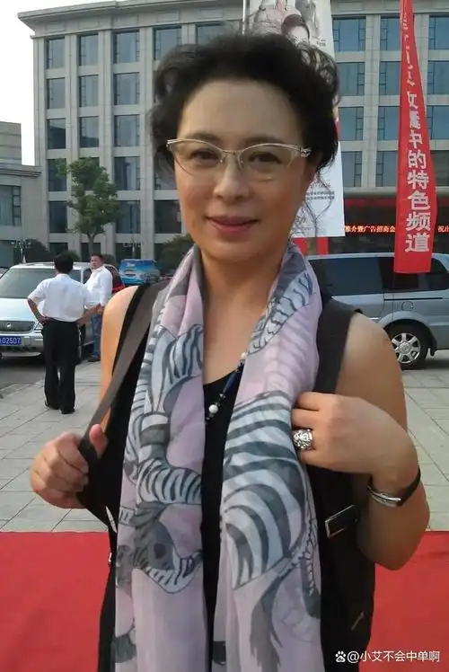 演员刘佳为照顾父亲息影10年父亲离世后守着骨灰生活8年