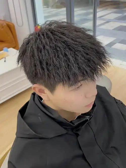 95 锡纸烫不仅能凸显男生的个性,还能让整体造型更加时尚抢眼.