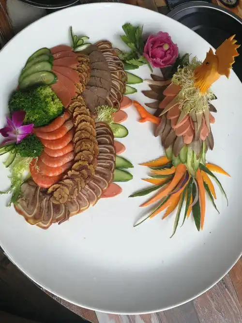 写美篇 五十多名厨师各自忙于菜品制作中