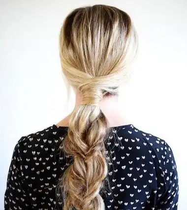 的,左侧的该款将发丝分成左右两个部分,对两侧的发丝做了倒蝎子辫编发