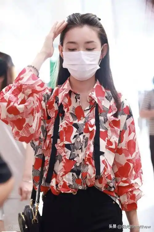 蒋依依现身北京机场,身着印花衬衫青春有活力