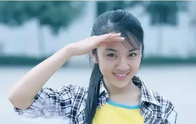 看了王晓晨证件照才懂她为啥顶着最土的寸头还能被评为校花