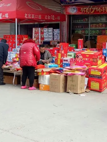 鞭炮,蜡烛,孔明灯在店子外摆放着,各式各样