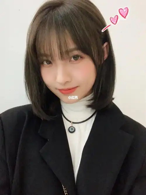 适合小个子女生的锁骨发非常百搭的一款减龄锁骨发烫发发型~中等层次