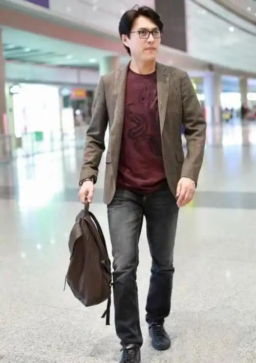 中年男人穿衣,还得看45岁的靳东!用这3件基础款,演绎秋冬时尚