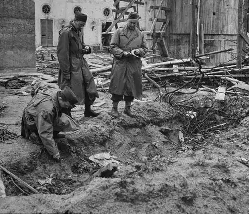 组图珍贵黑白老照片披露希特勒自杀地堡