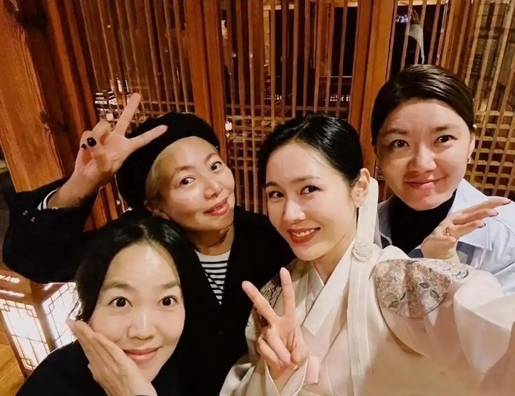 近日,韩国著名演员孙艺珍和玄彬为儿子举办了周岁宴,庆生现场照曝光.