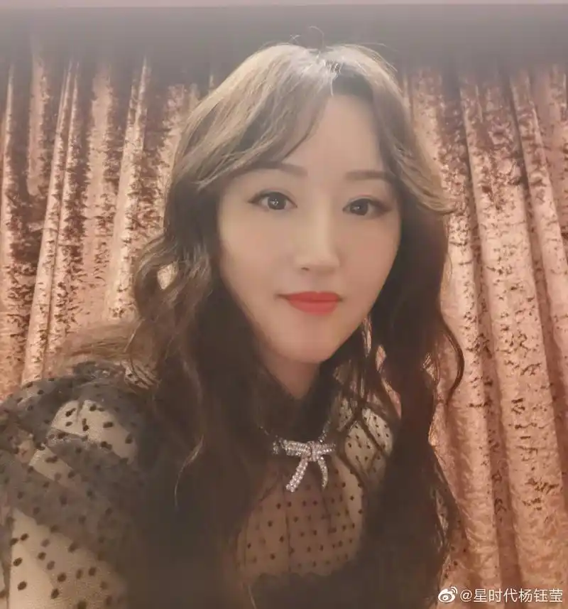 杨钰莹穿镂空纱裙自拍换新发型自称新人