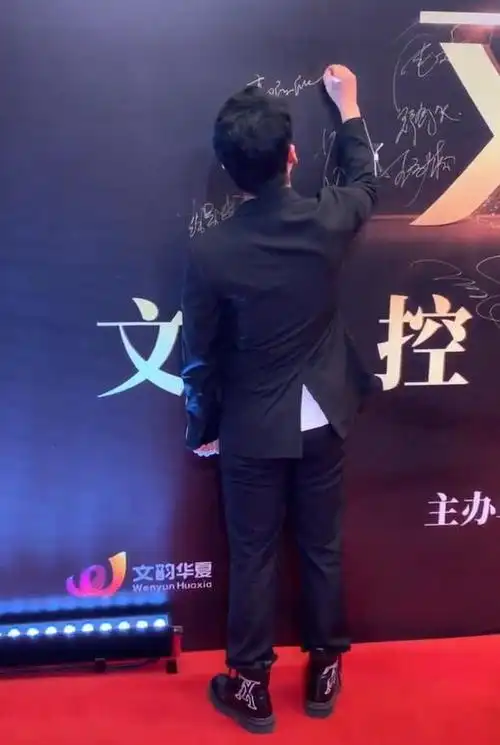 有一种签名叫郭麒麟的签名放大10倍后网友怎么做到的