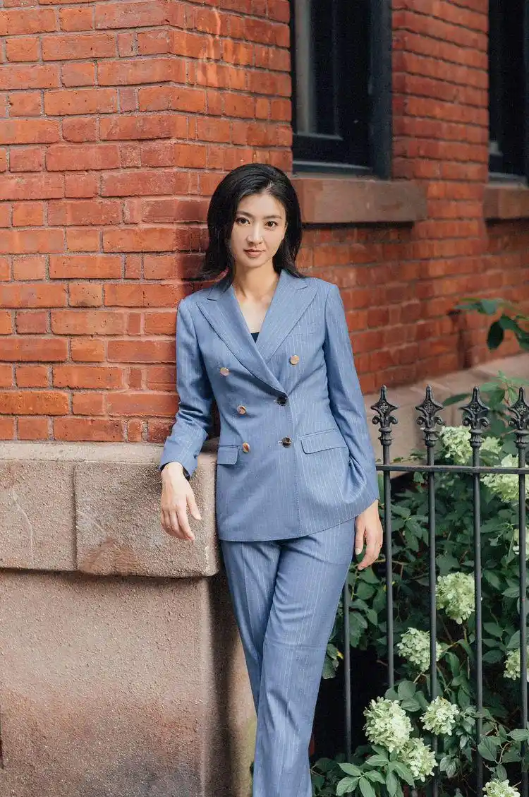 原创沈眉庄斓曦也硬气穿一身鹅黄西装化身女精英35岁又a又飒