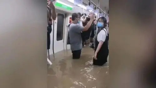正是下班的晚高峰时期,持续的暴雨积水冲入地铁站,造成郑州地铁5号线