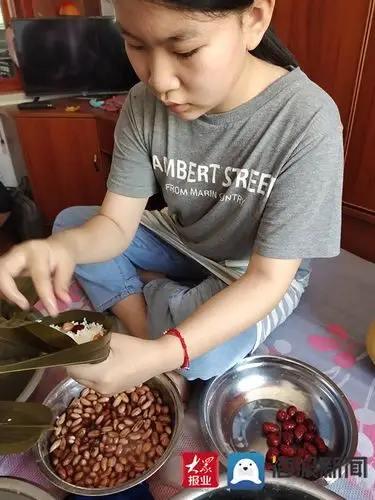 学生包粽子