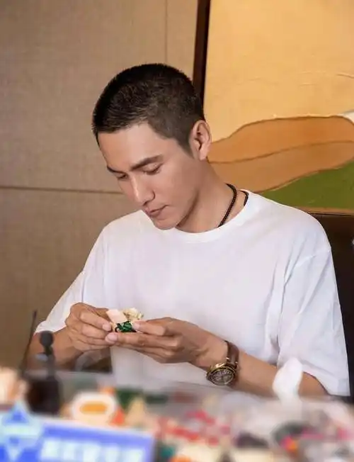 以罕见的寸头造型出镜,没有美颜滤镜加持下的陈坤皮肤状态也超好,简单