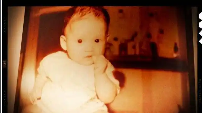 陈乔恩童年时期吃手手的照片萌化了,艾伦小时候比现在似乎更好看