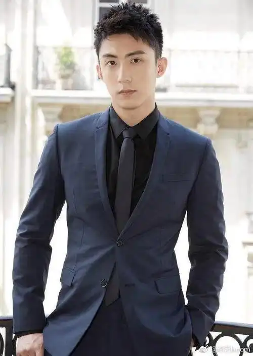 黄景瑜初中时就读于丹东市第十三中学,之后进入辽东学院读空乘专业.