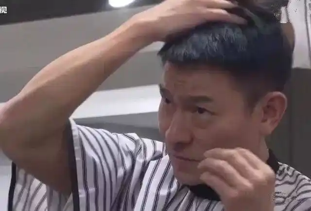 16岁时开始为人剪头发演员生涯的头几年刘德华也会兼职做理发师因为
