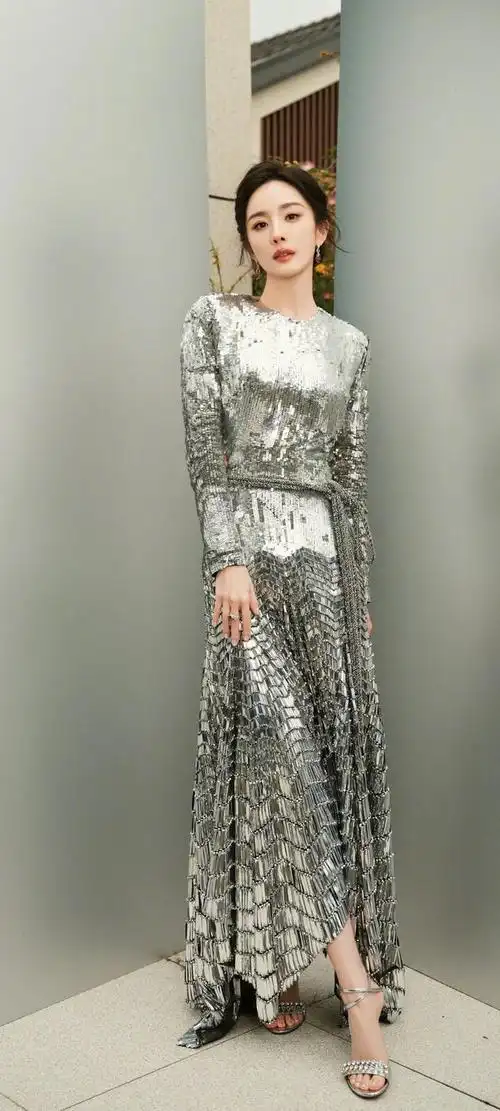 在这组壁纸中,杨幂身穿一袭银色亮片裙,展现出她的优雅与高贵.