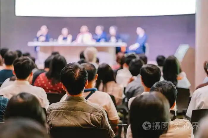 观众在会议厅或研讨会上的后视镜,有演讲者正在集思广益,谈论舞台上的