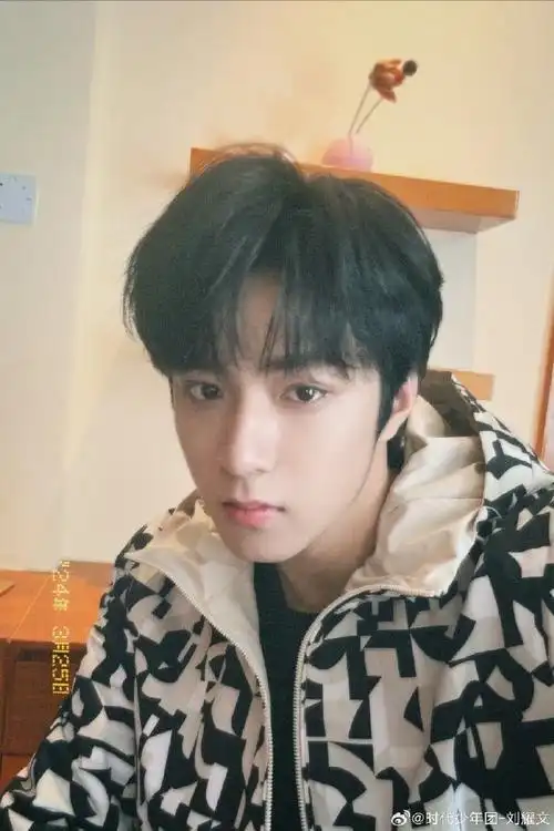 刘耀文楼间楼演唱会##青年演员刘耀文