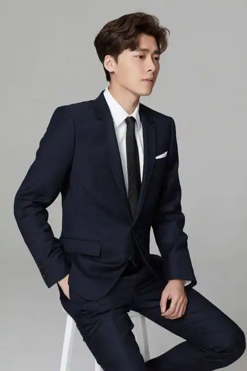 男星的西装照,哪个荷尔蒙爆棚?_男人_宋亚轩_姐姐