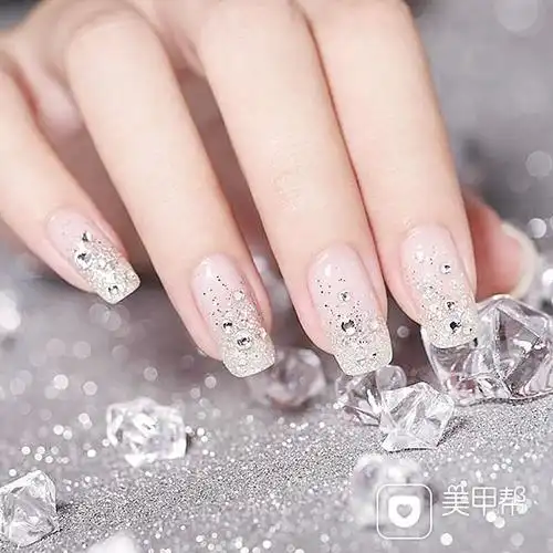 方圆形银色渐变钻新娘美甲图片