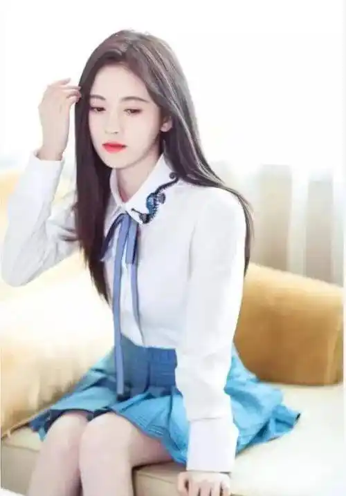 鞠婧祎简直是百褶裙的代言人,搭配出来时尚又甜美,少女感十足_衬衫