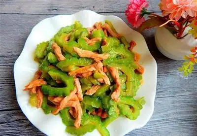 苦瓜炒肉丝是有诀窍的,这样炒苦瓜不苦,肉丝不柴,色泽翠绿好吃