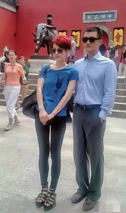 早年王菲与李亚鹏合影,红发造型引热议,两人风格引关注