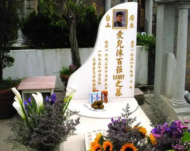 镜头下:陈百强墓地