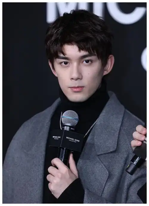 高圆圆红裙笑容灿烂宋祖儿高马尾吴磊成熟范唐嫣双马尾造型甜美