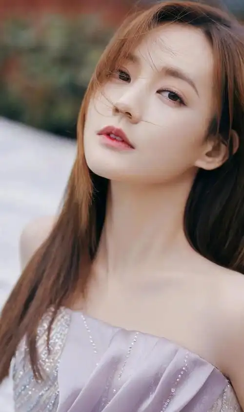 李一桐粉嫩佳人优雅写真优雅迷人