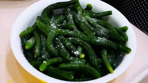 腌黄瓜时,只会加盐就外行了,多加1味调料,又脆又绿格外香!