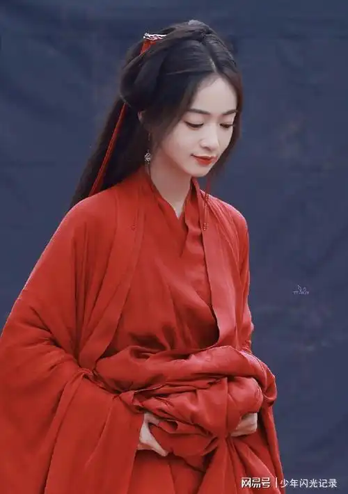 吴谨言新剧墨玉云间红衣路透图曝光衣袂飘飘尽显俏皮灵动
