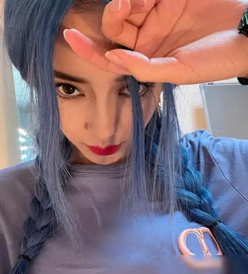 杨颖晒新发型自拍阅读量高达八千万皮肤真实状态却成焦点