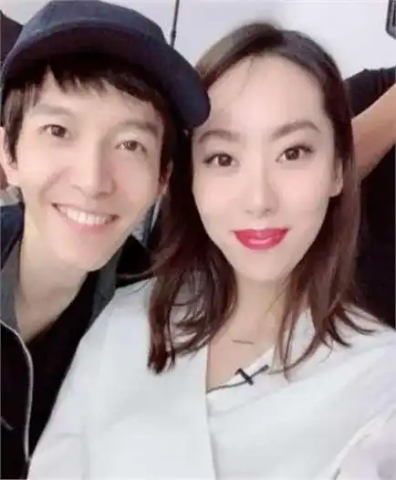 她当时的富二代男友,阻碍了她追寻梦想,而非她的父母或朋友.