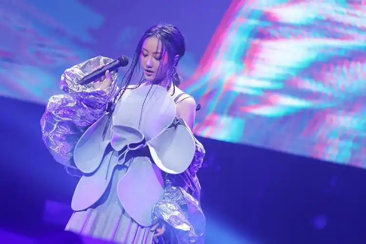 陈粒"洄游"巡演帷幕拉开 白衣赤足回溯音乐赤子心 - acfun弹幕视频网