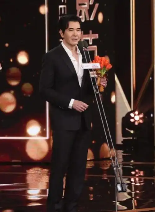 吴君如真空造型大胆吸睛,娄艺潇脸肿引猜测,谭卓皮肤状态引热议