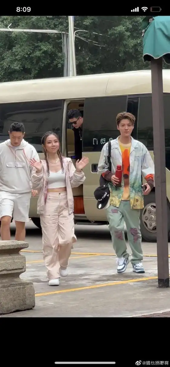 邓紫棋疑身高偷灌水!同框鹿晗成迷你人,网友笑翻 目测140公分#邓紫棋