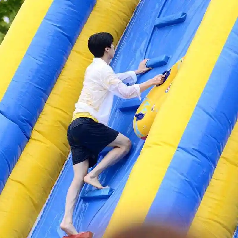 吴世勋赤脚攀登,网友:我只关心你的大长腿