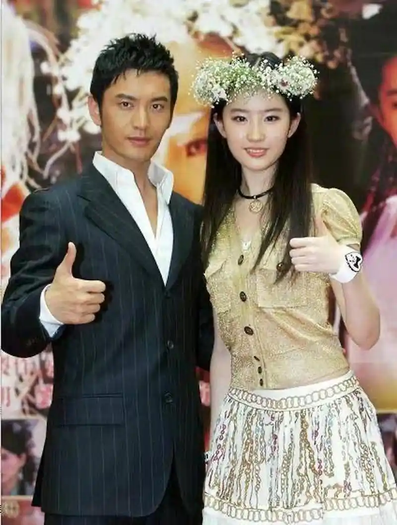 30岁的林志颖17岁的刘亦菲合照,那时两人青春年少,真是配一脸,而今36