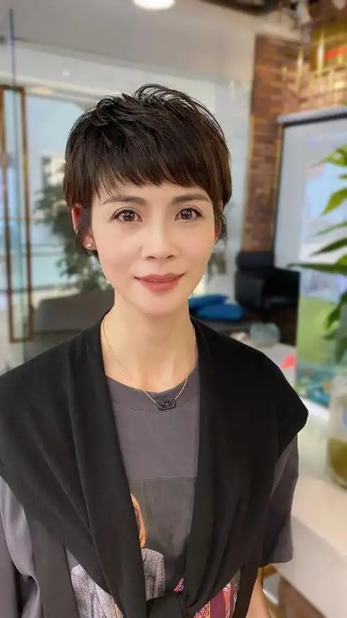 女人过了50岁最火还是剪短发利落时尚有气质