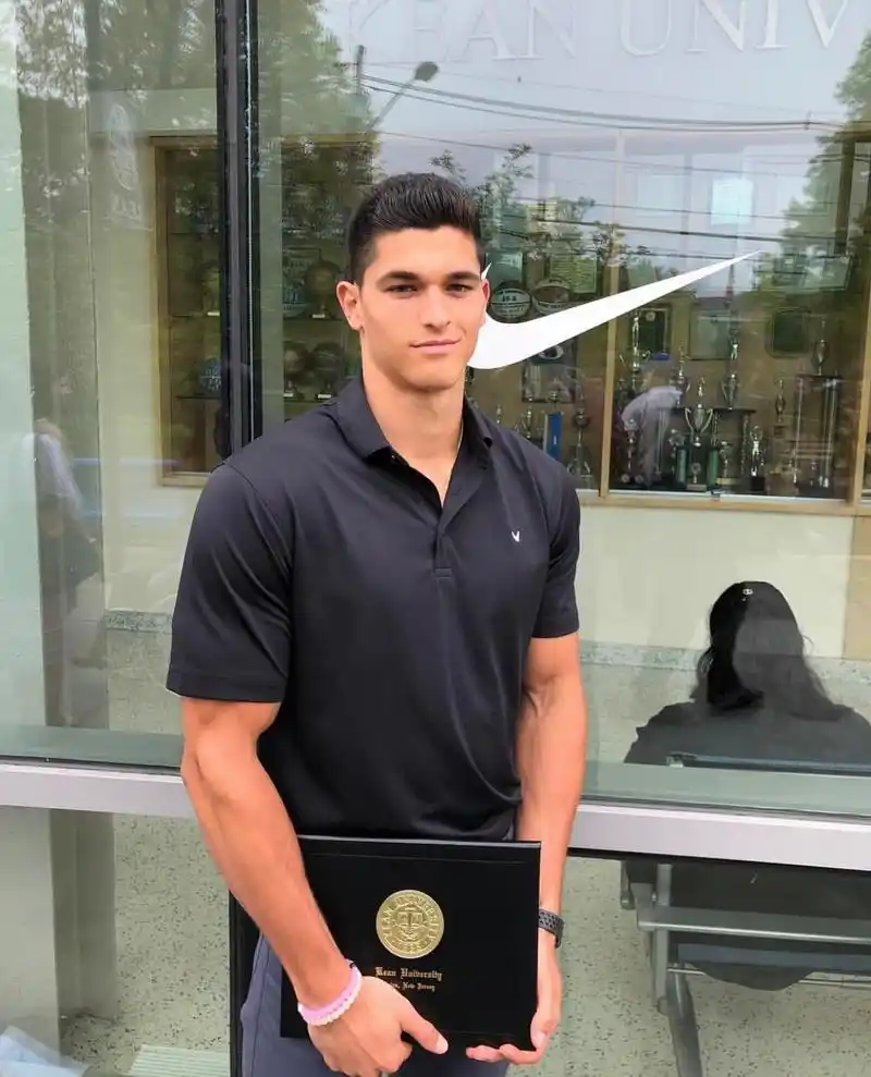 完成学业重新复出黄金身材比例的小狼男模狗能否通过时尚的重新洗牌